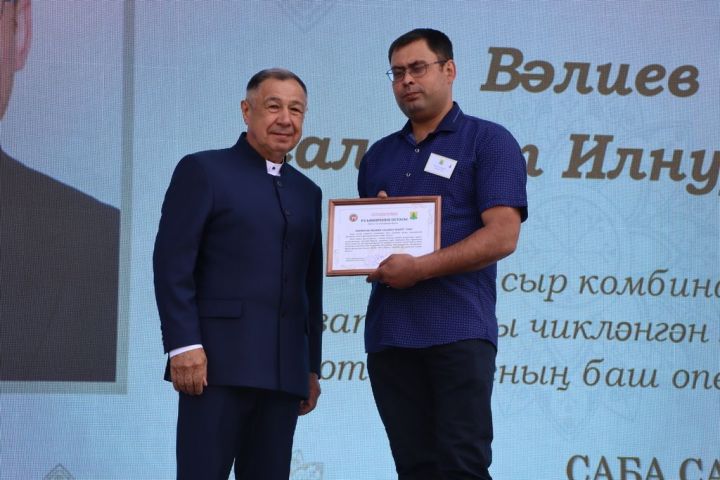 Республикабызның дәүләт һәм район  башлыгы  бүләкләренә лаек булучыларны, «Үз һөнәренең остасы» исеме  алучыларны хөрмәтләү  (фоторепортаж)