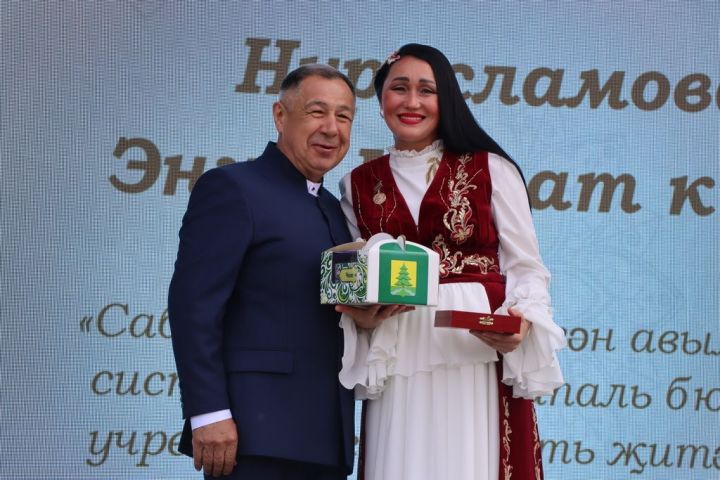 Республикабызның дәүләт һәм район  башлыгы  бүләкләренә лаек булучыларны, «Үз һөнәренең остасы» исеме  алучыларны хөрмәтләү  (фоторепортаж)