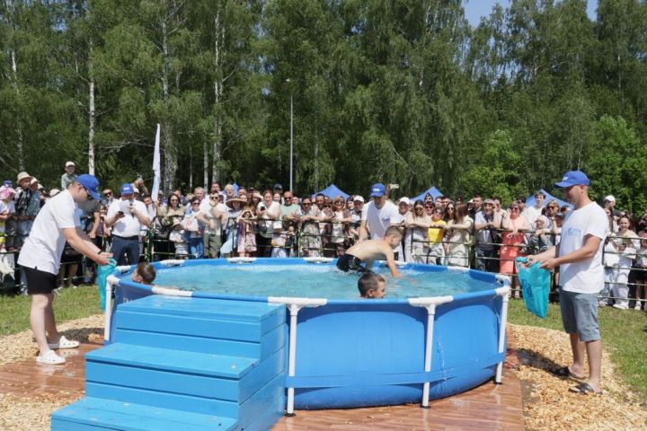 Күлдә балык  йөзәдер,  күп тотканнар җиңәдер
