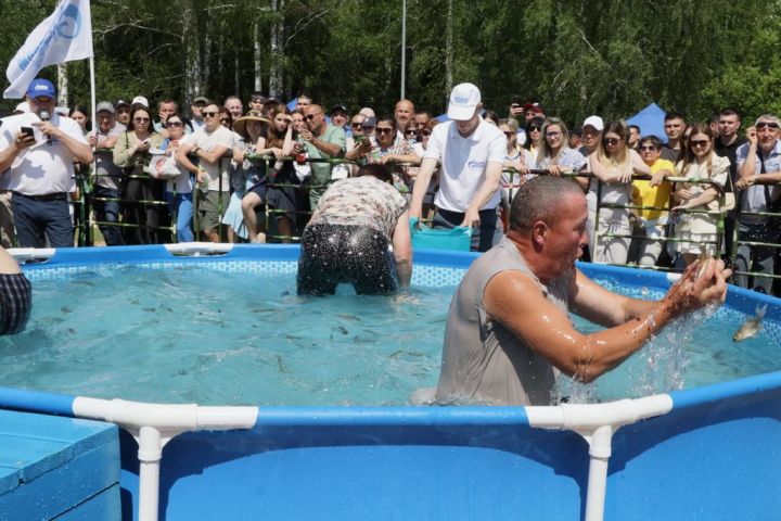 Күлдә балык  йөзәдер,  күп тотканнар җиңәдер