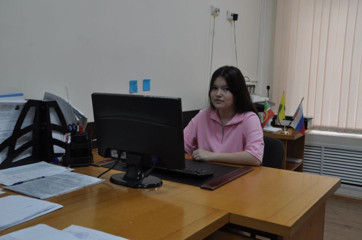 «Акча да алабыз, эшкә дә өйрәнәбез» диләр җәйге ялны хезмәт белән үткәрүче укучылар