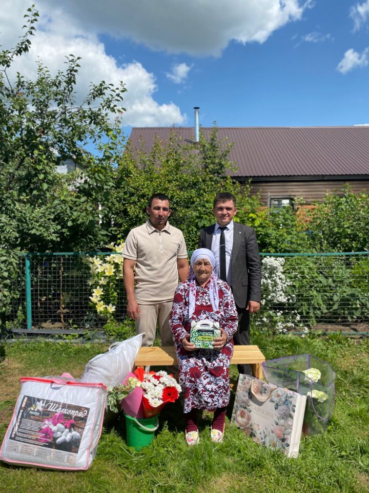 Эзмә авылында яшәүче Рафия Мәүлетованы 90 яшьлек юбилее белән котладылар