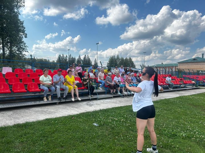 «Яшьлек» яшьләр үзәге белгечләре скандинавия таягы белән йөрү буенча мастер-класс күрсәтте