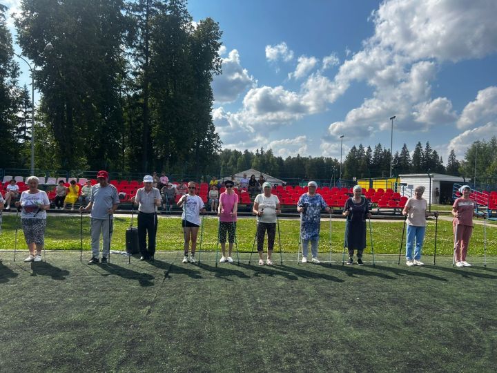 «Яшьлек» яшьләр үзәге белгечләре скандинавия таягы белән йөрү буенча мастер-класс күрсәтте