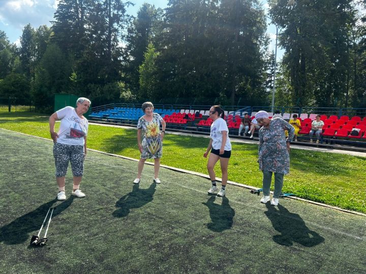 «Яшьлек» яшьләр үзәге белгечләре скандинавия таягы белән йөрү буенча мастер-класс күрсәтте