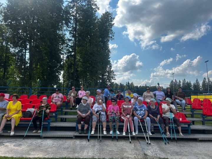 «Яшьлек» яшьләр үзәге белгечләре скандинавия таягы белән йөрү буенча мастер-класс күрсәтте