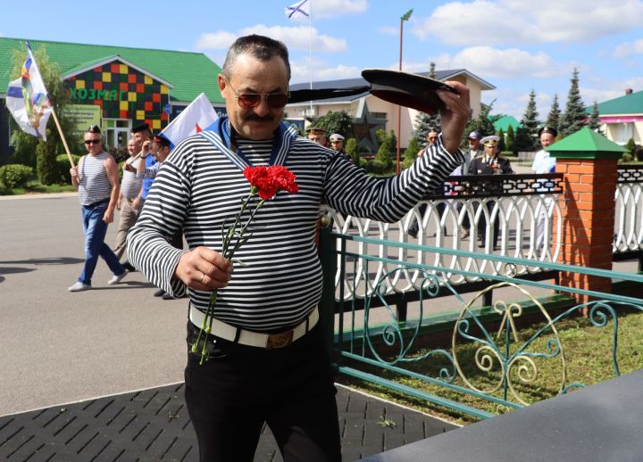 Сабада   диңгезчеләр маршы...