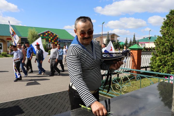 Сабада   диңгезчеләр маршы...
