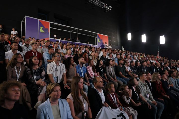 Игорь Комаров принял участие в закрытии финала нового общественного проекта ПФО «МолоТ» для работающей молодежи