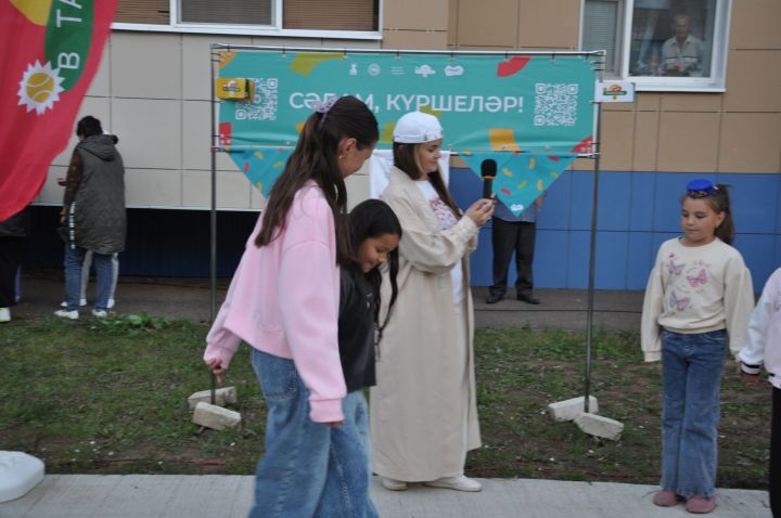 Күршеләр, күршеләр,  иң якын кешеләр...