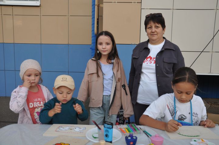 Күршеләр, күршеләр,  иң якын кешеләр...