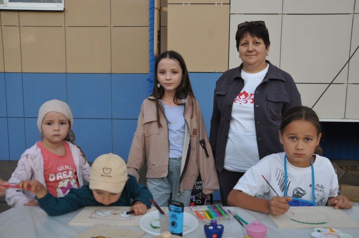 Күршеләр, күршеләр,  иң якын кешеләр...