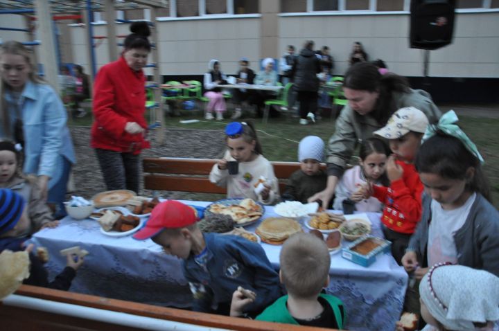 Күршеләр, күршеләр,  иң якын кешеләр...