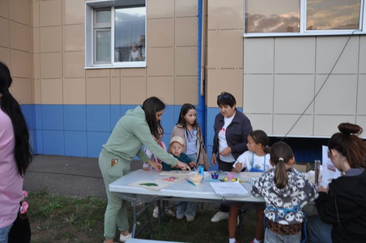 Күршеләр, күршеләр,  иң якын кешеләр...