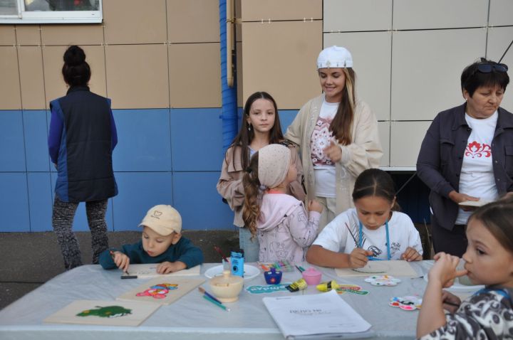 Күршеләр, күршеләр,  иң якын кешеләр...