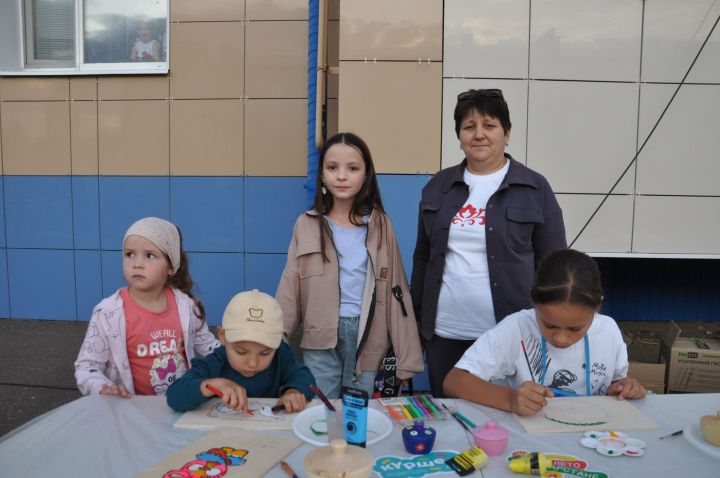 Күршеләр, күршеләр,  иң якын кешеләр...