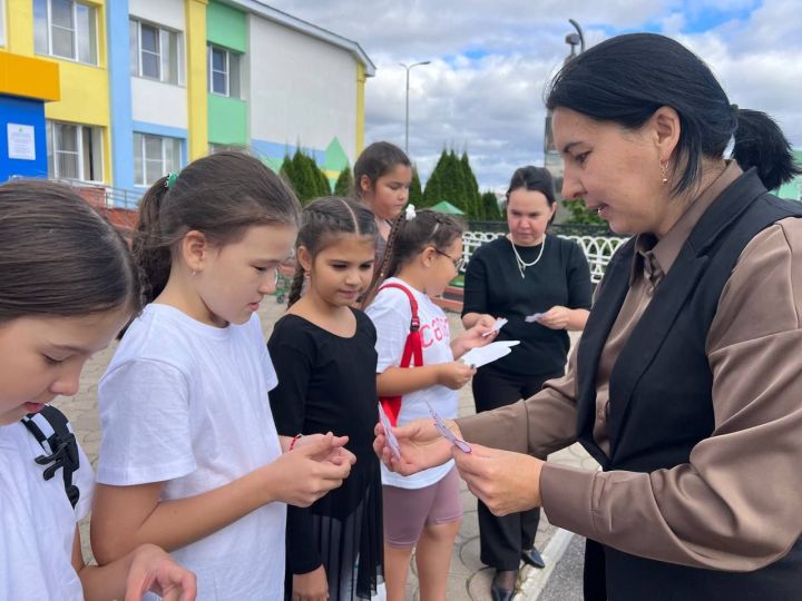 Балалар иҗат үзәгендә шөгыльләнүче укучылар «Җылылык бүләк итәм» акциясе үткәрделәр