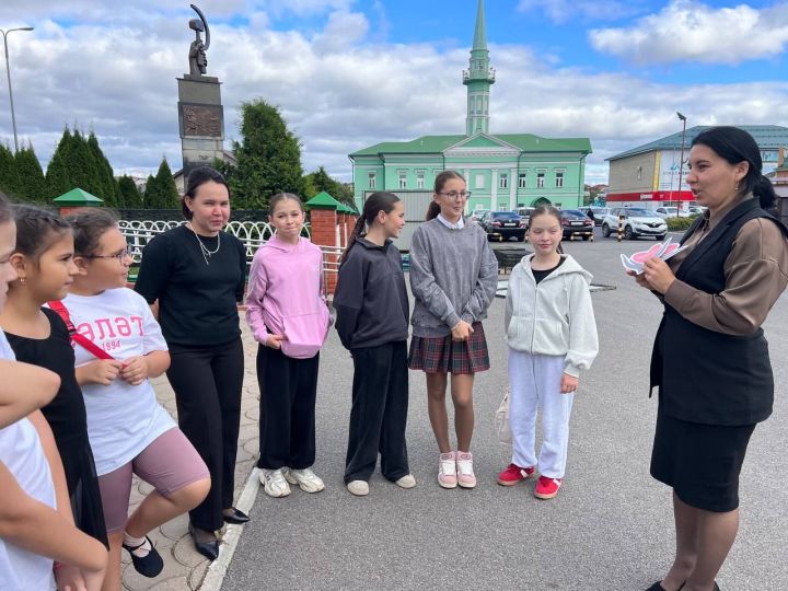 Балалар иҗат үзәгендә шөгыльләнүче укучылар «Җылылык бүләк итәм» акциясе үткәрделәр