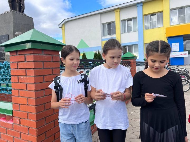 Балалар иҗат үзәгендә шөгыльләнүче укучылар «Җылылык бүләк итәм» акциясе үткәрделәр