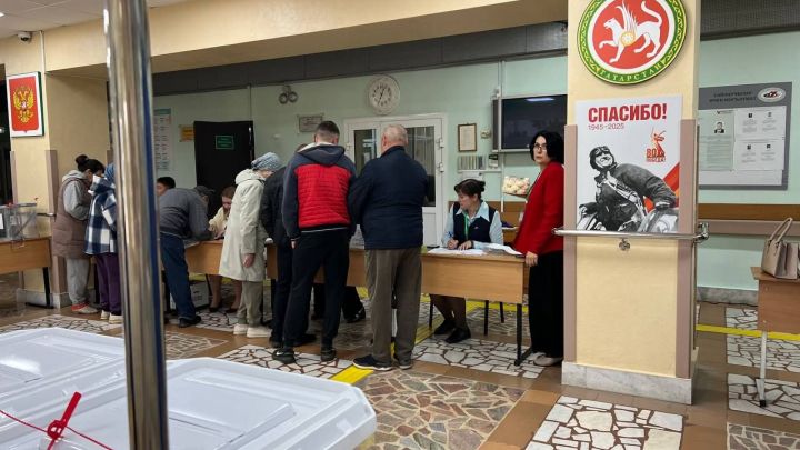Сабаның 2484 номерлы сайлау участогында беренче сайлаучыларга татлы күчтәнәч тапшырдылар