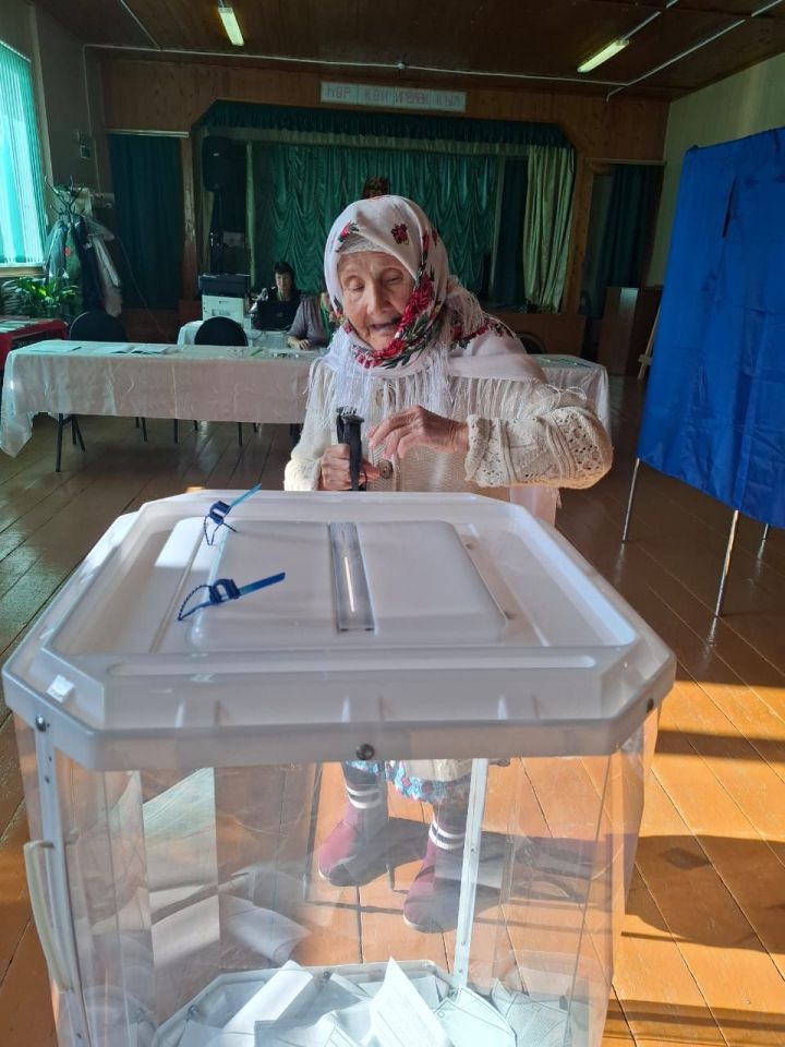 Миңгәр авылында яшәүче тыл ветераны, 95 яшьлек Сөембикә апа Зиннурова сайлауларда үз тавышын бирде