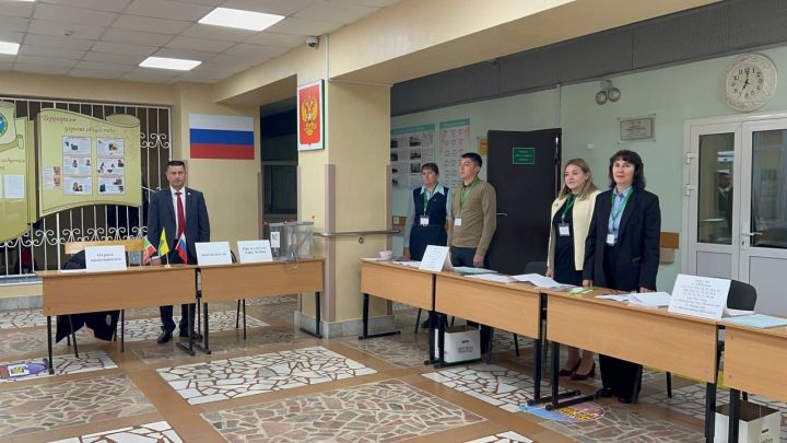 Сабаның 2484 номерлы сайлау участогында беренче сайлаучыларга татлы күчтәнәч тапшырдылар