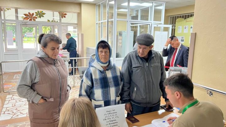 Сабаның 2484 номерлы сайлау участогында беренче сайлаучыларга татлы күчтәнәч тапшырдылар