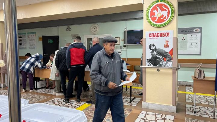 Сабаның 2484 номерлы сайлау участогында беренче сайлаучыларга татлы күчтәнәч тапшырдылар
