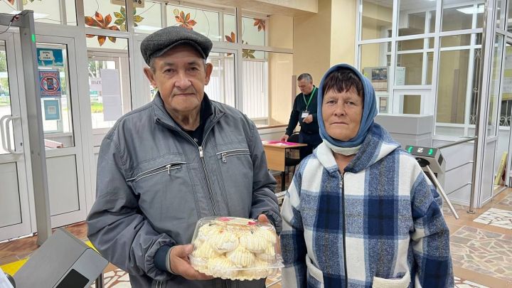 Сабаның 2484 номерлы сайлау участогында беренче сайлаучыларга татлы күчтәнәч тапшырдылар