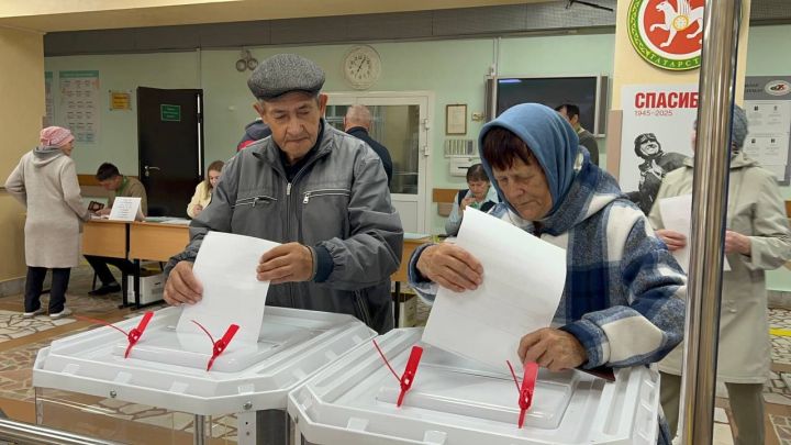Сабаның 2484 номерлы сайлау участогында беренче сайлаучыларга татлы күчтәнәч тапшырдылар