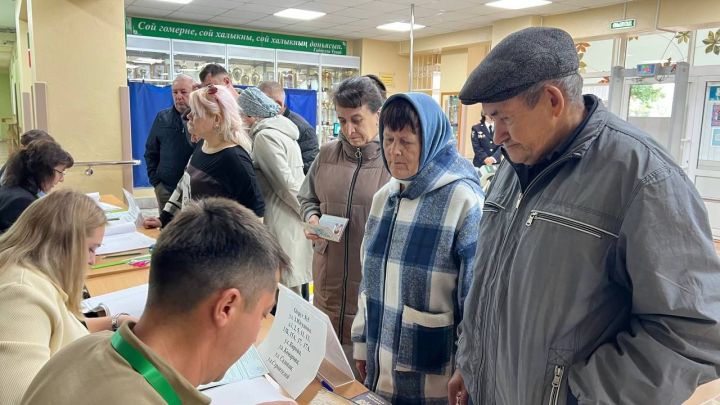 Сабаның 2484 номерлы сайлау участогында беренче сайлаучыларга татлы күчтәнәч тапшырдылар