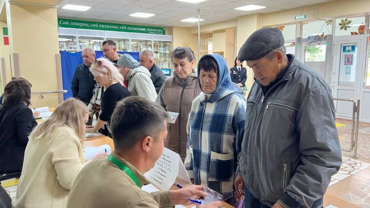 Сабаның 2484 номерлы сайлау участогында беренче сайлаучыларга татлы күчтәнәч тапшырдылар