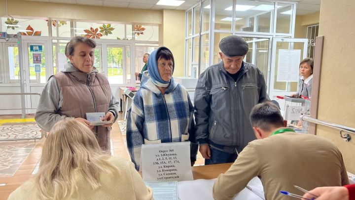 Сабаның 2484 номерлы сайлау участогында беренче сайлаучыларга татлы күчтәнәч тапшырдылар