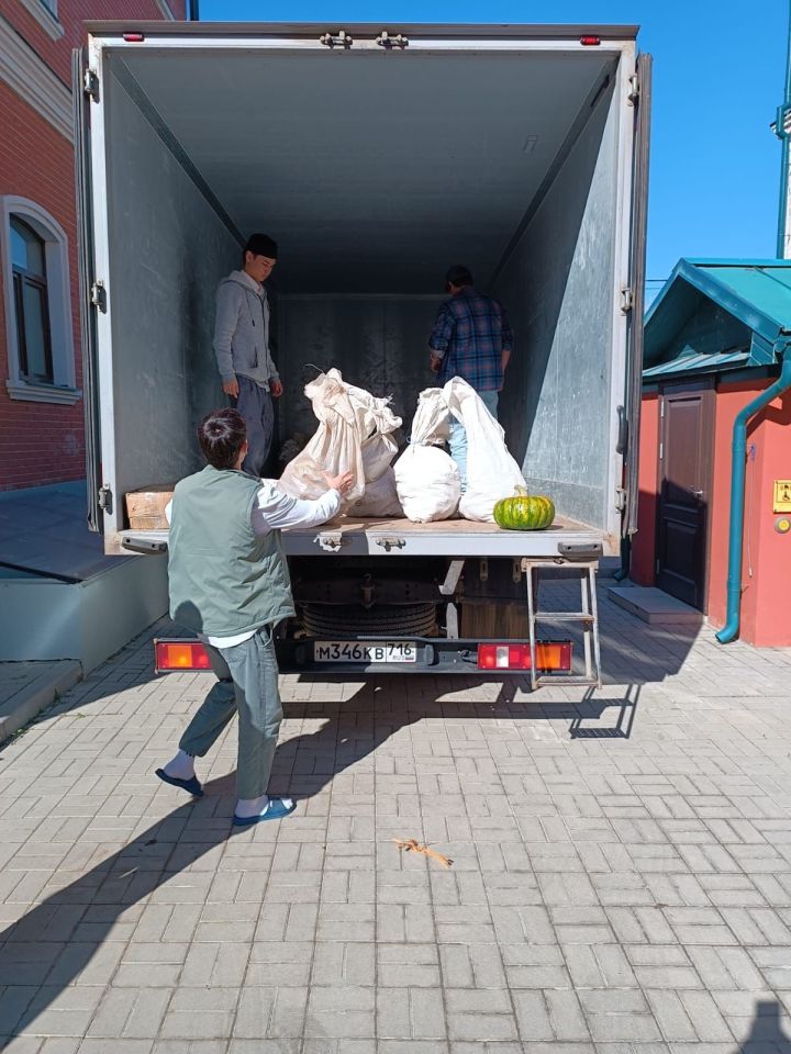 Лесхоз бистәсендә яшәүчеләр Казанның «Мәхәммәдия»  мәдрәсәсенә гошер сәдакасы илтеп тапшырдылар