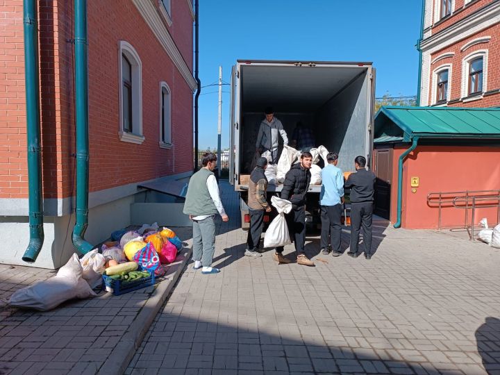 Лесхоз бистәсендә яшәүчеләр Казанның «Мәхәммәдия»  мәдрәсәсенә гошер сәдакасы илтеп тапшырдылар