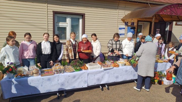 Олы Кибәче урта гомумбелем бирү мәктәбе укучылары махсус хәрби операциядәге ватандашларыбызга ярдәм өчен көзге ярминкә оештырдылар