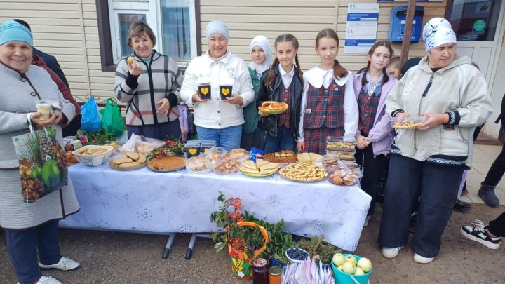 Олы Кибәче урта гомумбелем бирү мәктәбе укучылары махсус хәрби операциядәге ватандашларыбызга ярдәм өчен көзге ярминкә оештырдылар