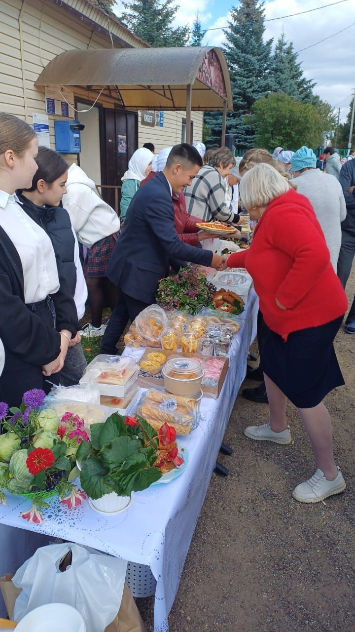 Олы Кибәче урта гомумбелем бирү мәктәбе укучылары махсус хәрби операциядәге ватандашларыбызга ярдәм өчен көзге ярминкә оештырдылар