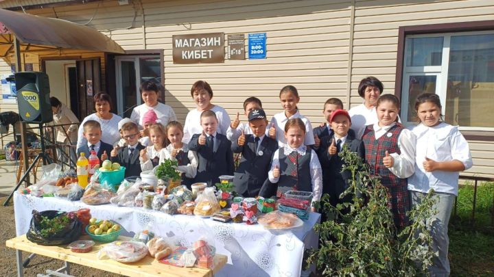 Олы Кибәче урта гомумбелем бирү мәктәбе укучылары махсус хәрби операциядәге ватандашларыбызга ярдәм өчен көзге ярминкә оештырдылар