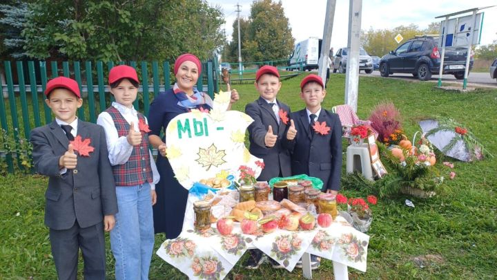 Олы Кибәче урта гомумбелем бирү мәктәбе укучылары махсус хәрби операциядәге ватандашларыбызга ярдәм өчен көзге ярминкә оештырдылар
