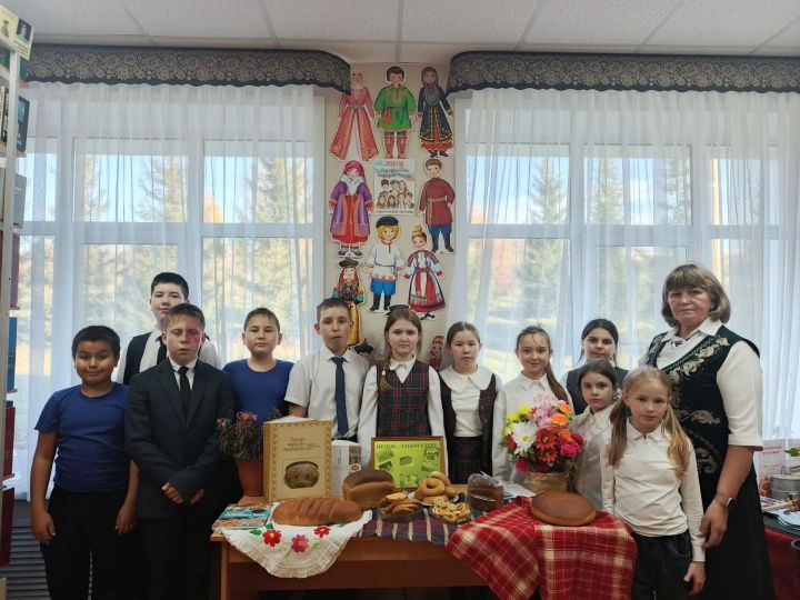 Юлбат китапханәсендә «Икмәк булса - бар да була» дип исемләнгән уңыш бәйрәме узды
