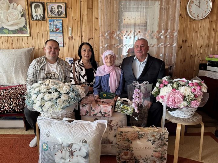 Сабабаш авылында яшәүче Сөембикә Абдуллинаны 90 яшьлек юбилее белән котладылар