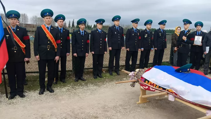 Туктар авылында хәрби егетне соңгы юлга озаттылар