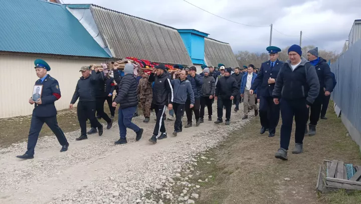 Туктар авылында хәрби егетне соңгы юлга озаттылар