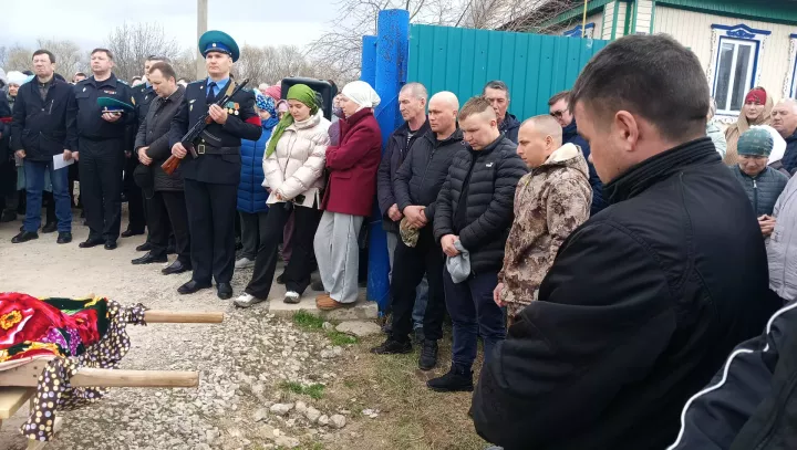 Туктар авылында хәрби егетне соңгы юлга озаттылар