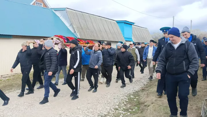 Туктар авылында хәрби егетне соңгы юлга озаттылар