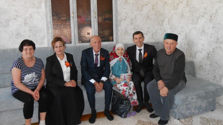 Тыл хезмәтчәннәрен, ветераннарны котлау