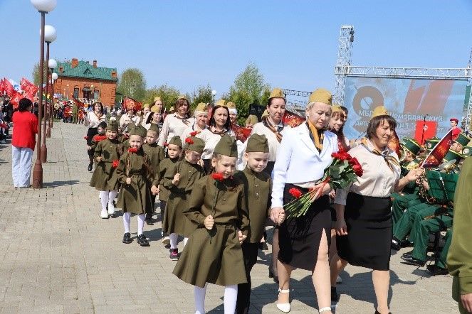 Җиңү килде җирне нурга күмеп...