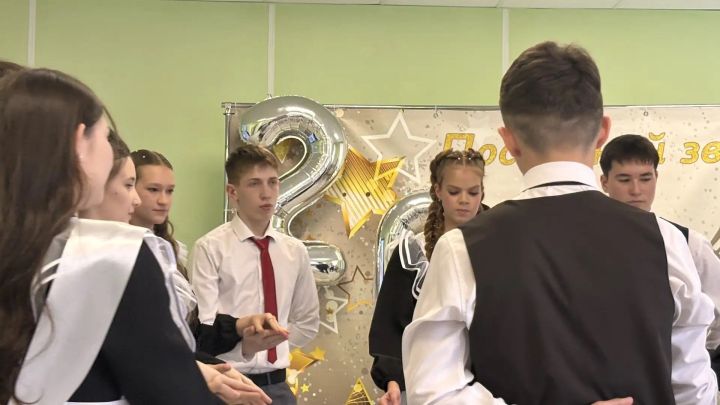 Күңелләрдә мәңге кал син, соңгы кыңгырау чыңы...