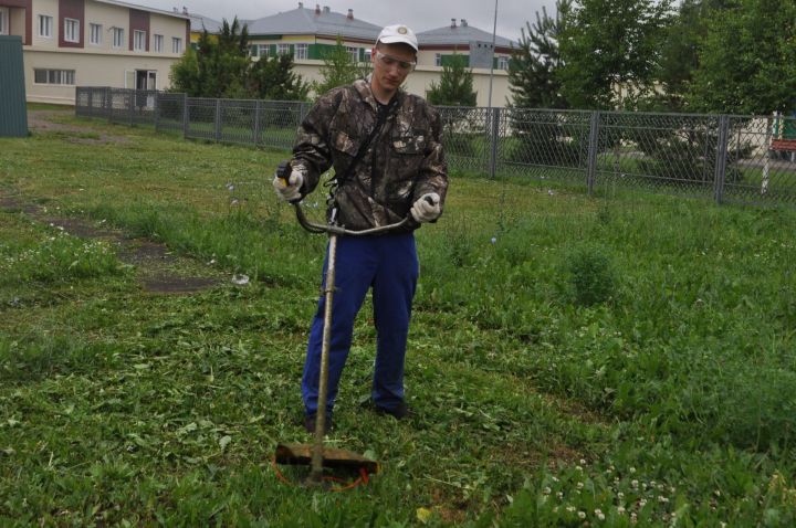 Балалар хезмәттә чыныга (фоторепортаж)